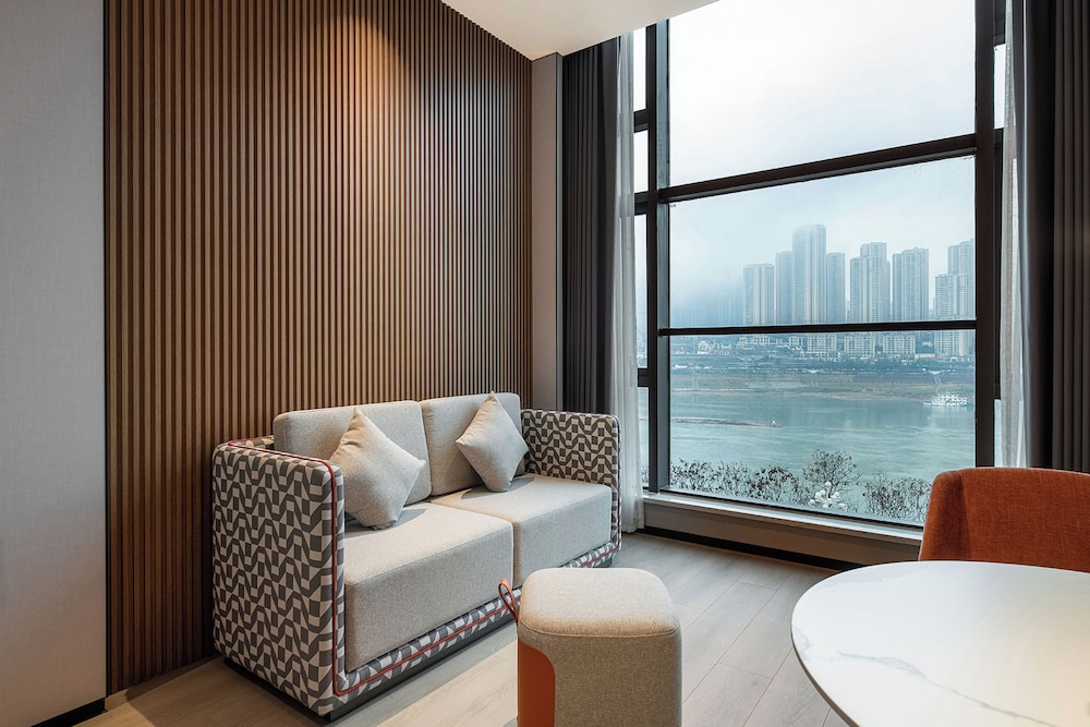 1 King 1 Bedroom Suite River View thumbnail 6