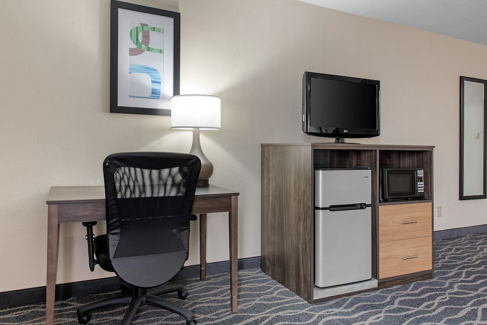 Suite, King Bed, 1 person Sofa Bed - Photo 2