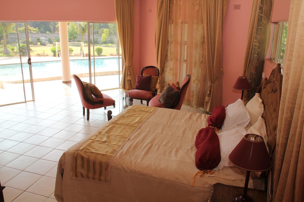 House, 3 Bedrooms, Pool View photo 2
