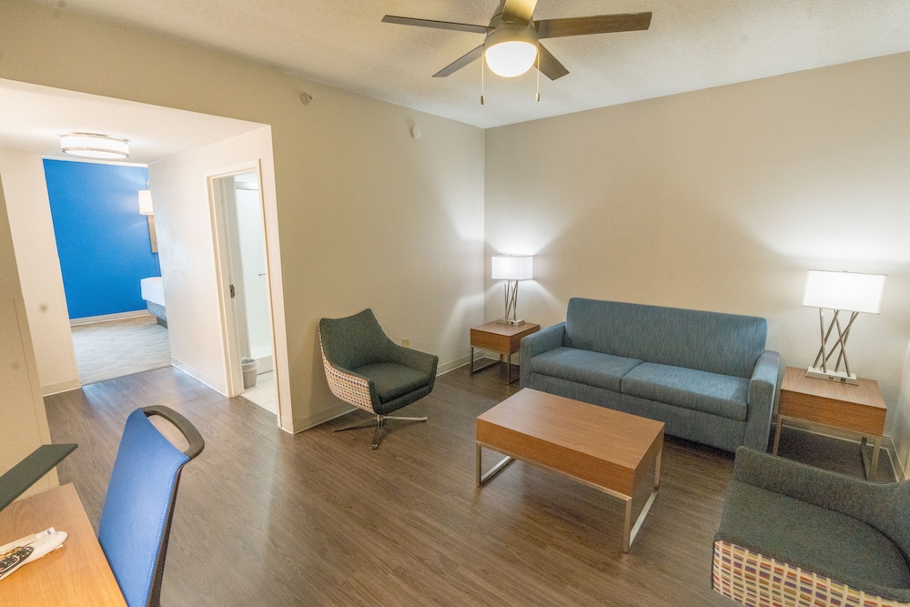 Suite, 1 Bedroom - Photo 3