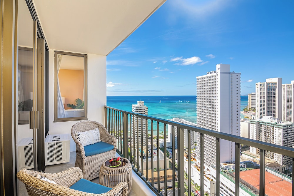 Premium Remodeled Condo with Ocean View and Parking: balcony & terrace photo