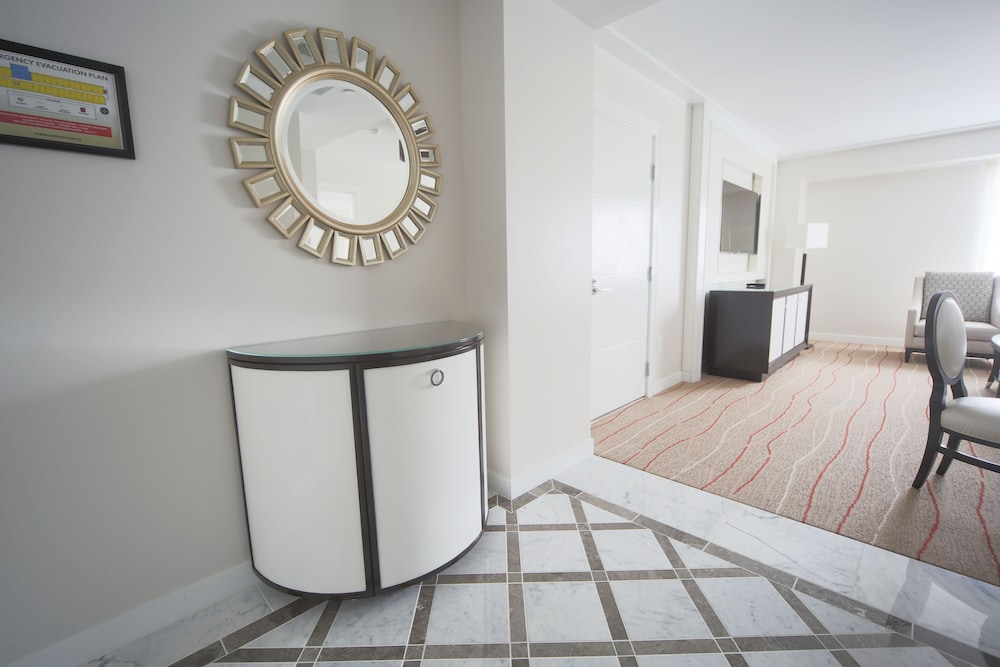Executive Suite - Photo 2