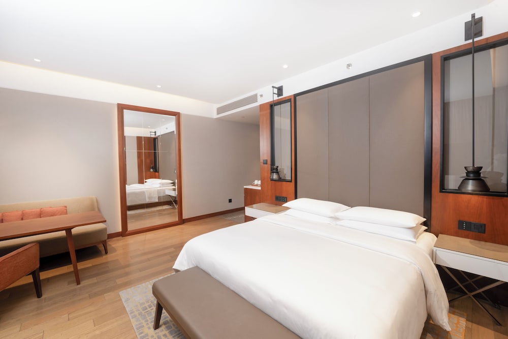 Room, 1 King Bed (Club Access, Backwater View) photo 3