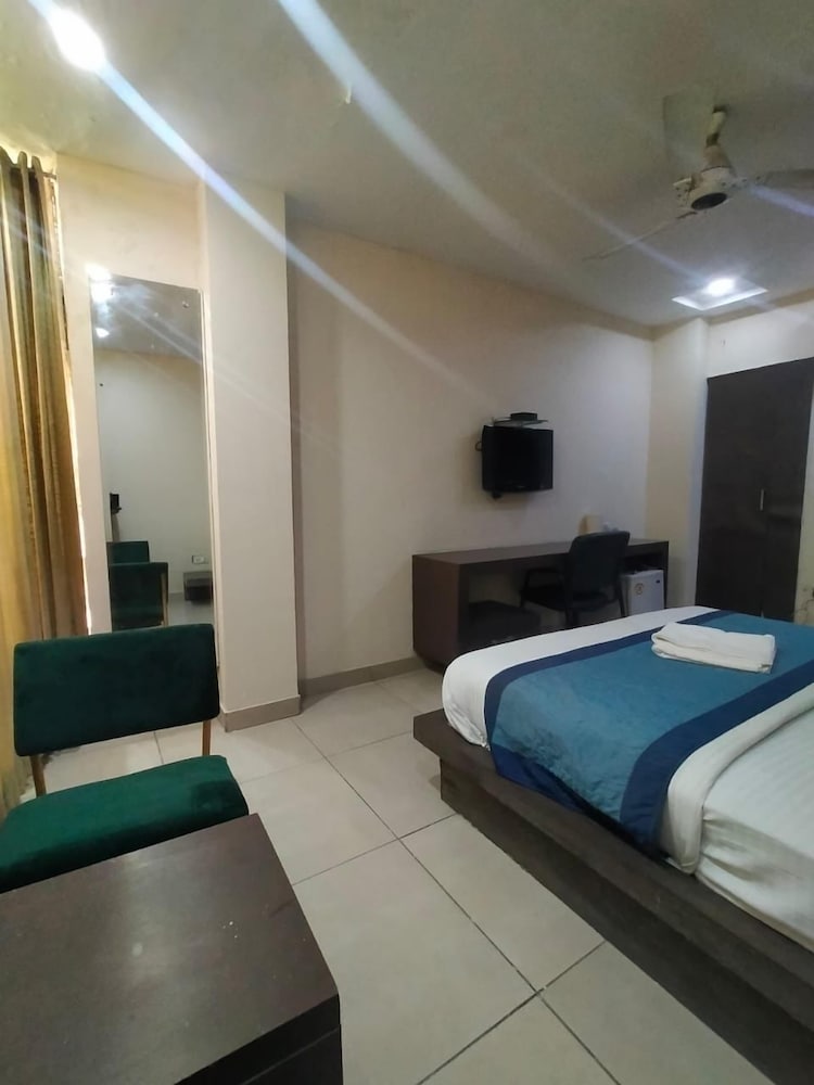 Executive Room - Photo 11