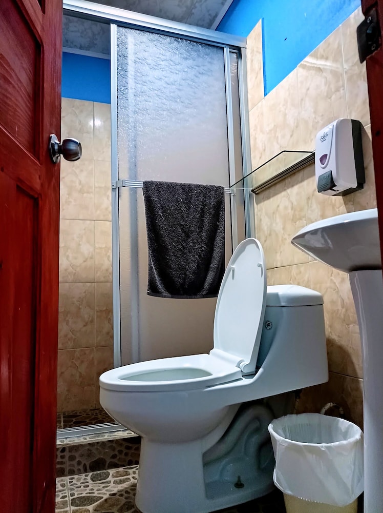 Deluxe Room, 1 Queen Bed, Ensuite photo 3