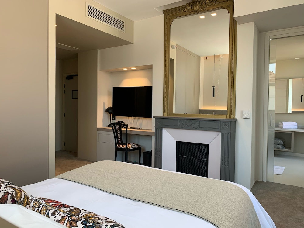 Deluxe Room, 1 Queen Bed, Non Smoking (Larger Room;Twin bed on request) - Photo 2