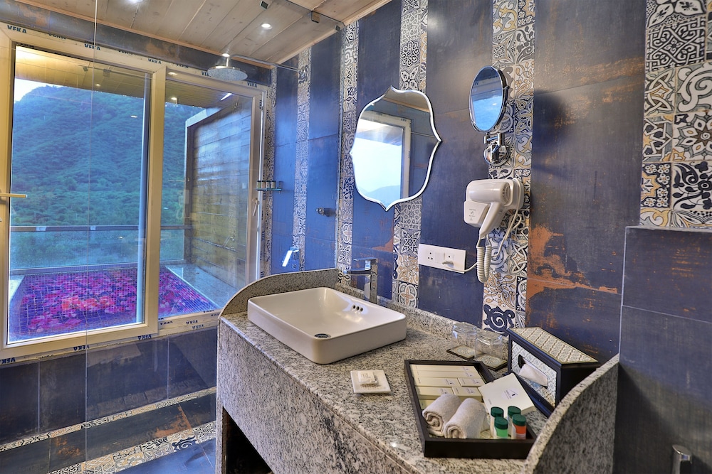 Luxury Sajjan chalet with Private pool photo 2