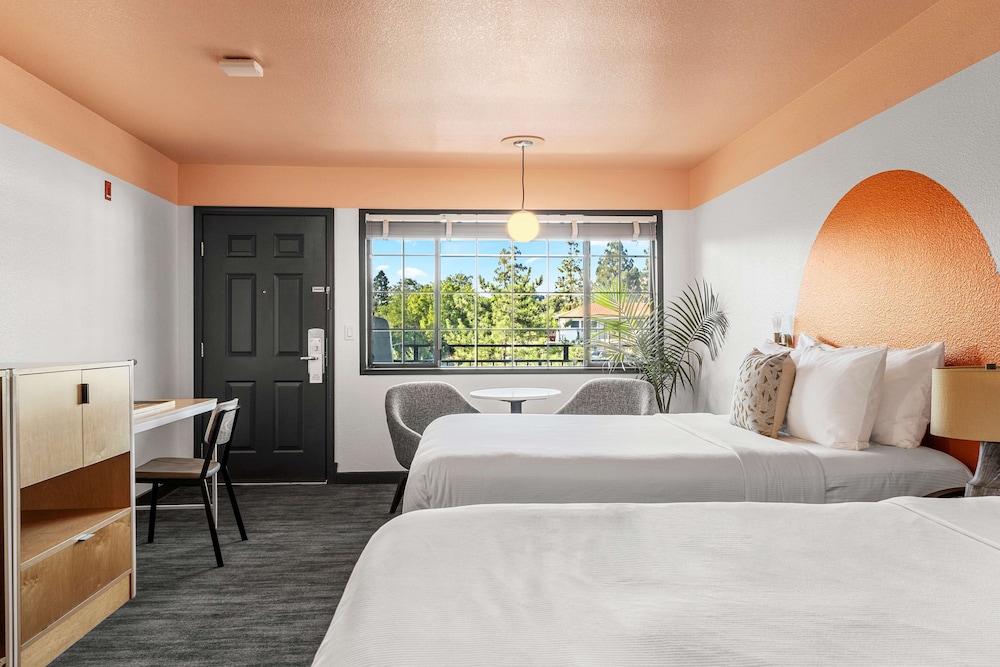 Deluxe Room, 2 Queen Beds, Pool View photo 1
