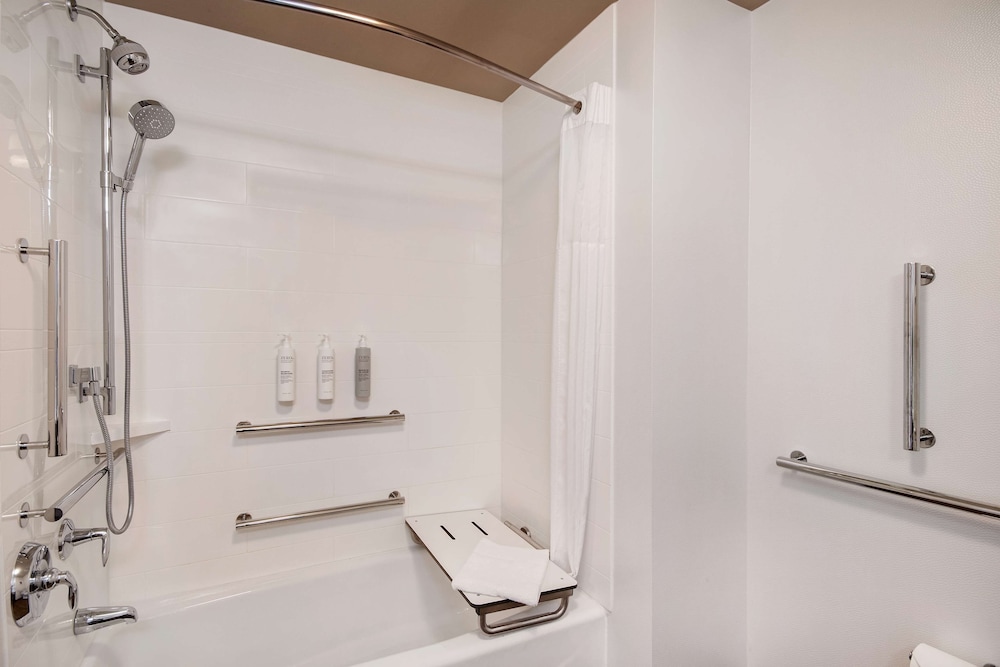 Room, 1 King Bed, Accessible, Bathtub photo 2