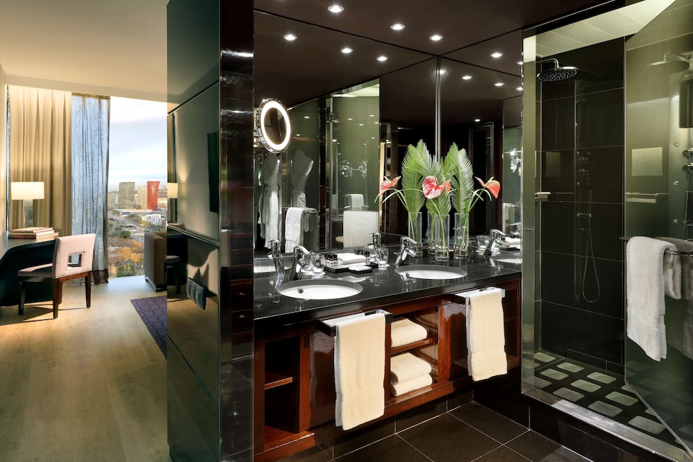 Club Room, 2 Twin Beds, City View thumbnail 5