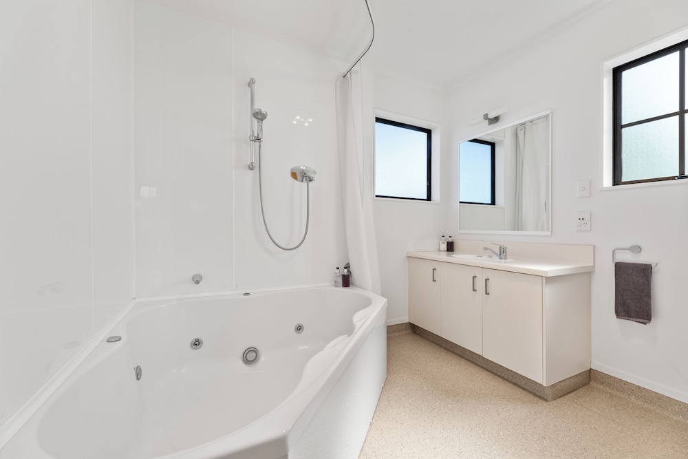 One Bedroom Spa Suite - Photo 3