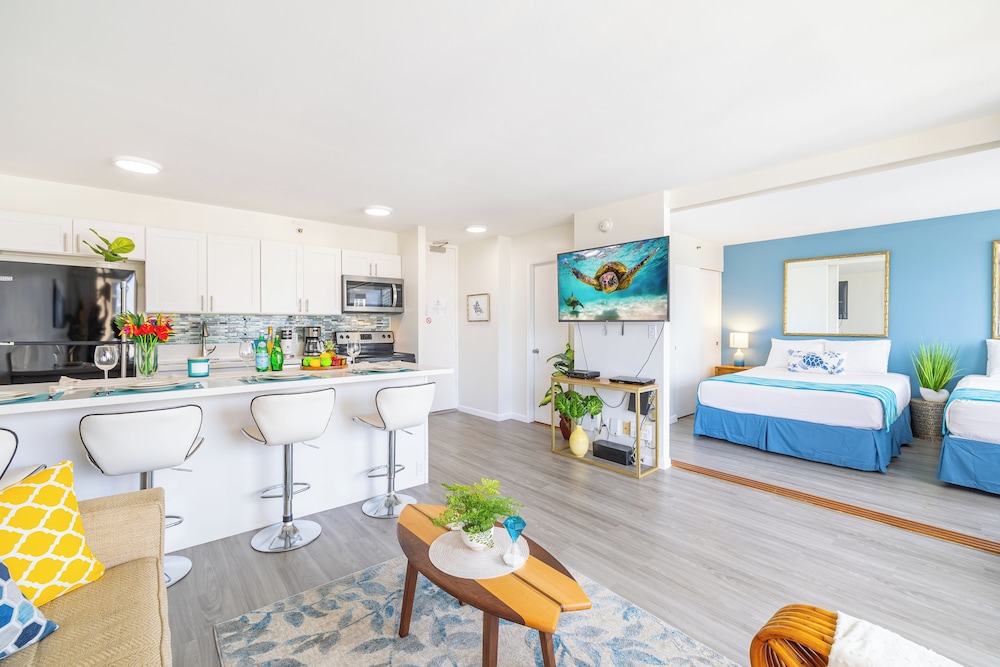 High Floor Ocean View Condo w/ 2 Beds and Parking: Family Condo, 1 Bedroom, Balcony, Partial Ocean View (0115) photo