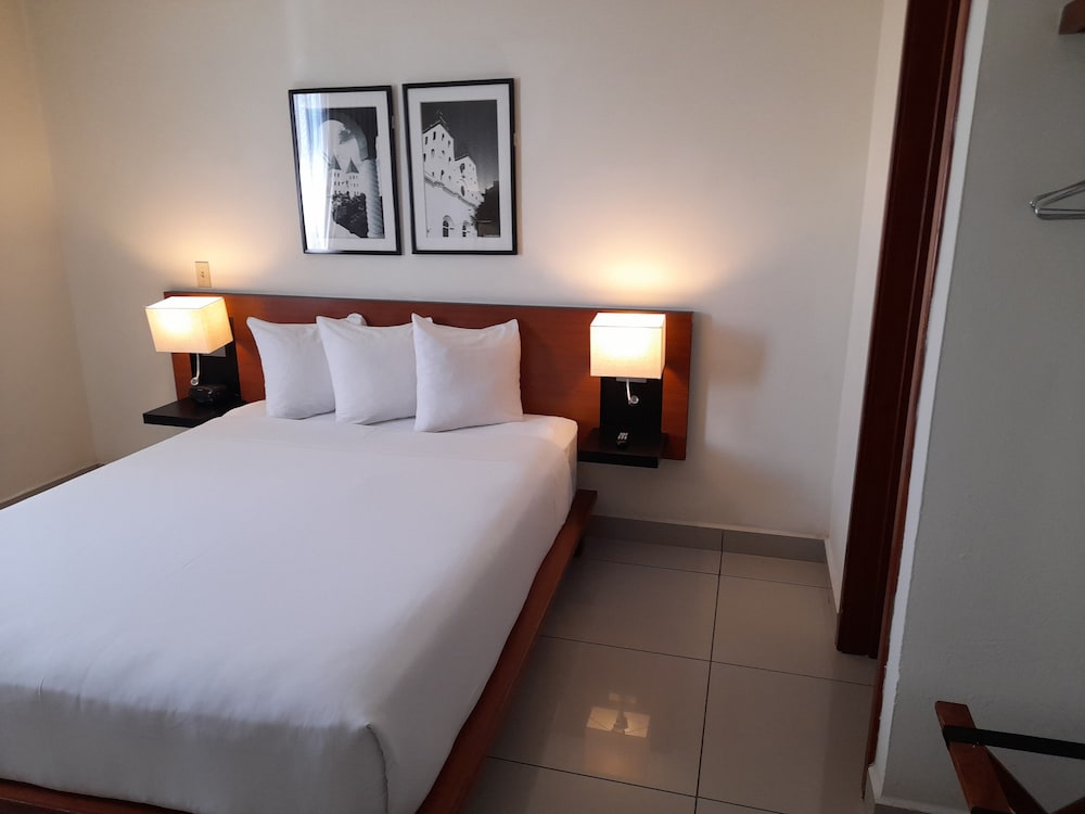 Standard Room, 1 Queen Bed, Non Smoking - Photo 5