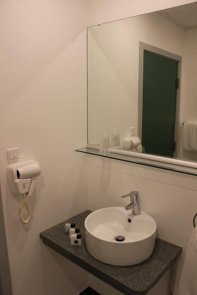 Single Room thumbnail 5