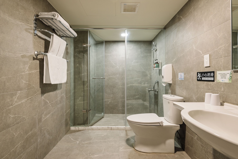 Deluxe Double Room with City View - Photo 8