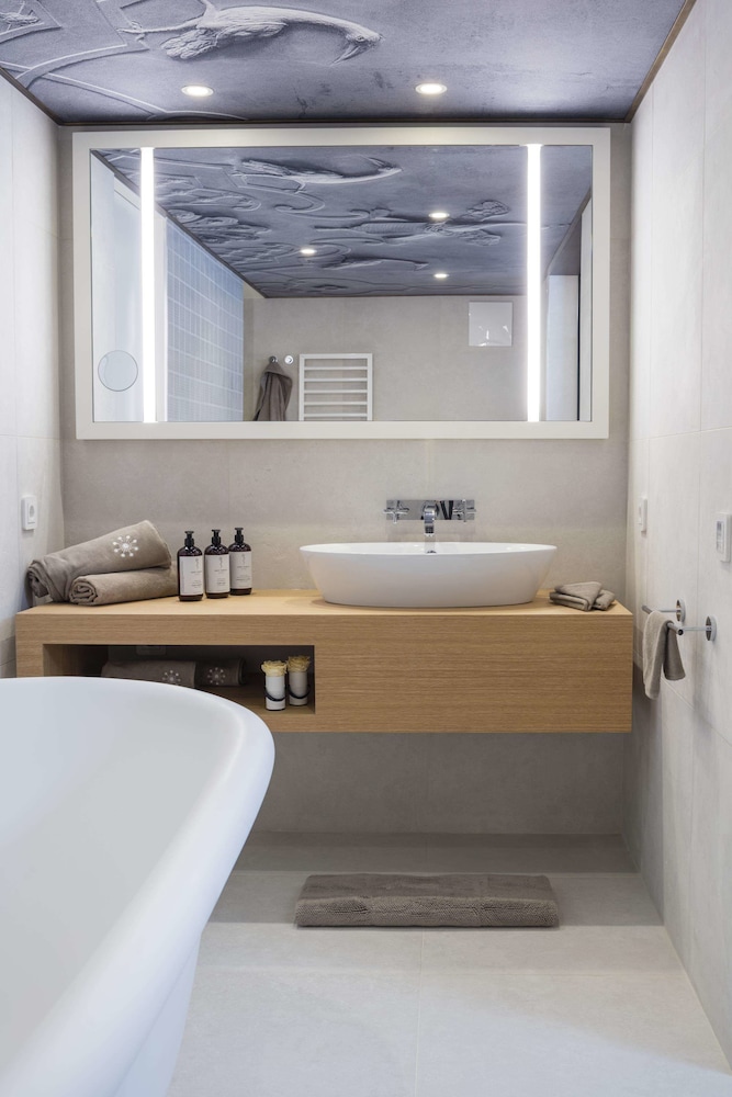 Honeymoon Suite with Spa access - Photo 10