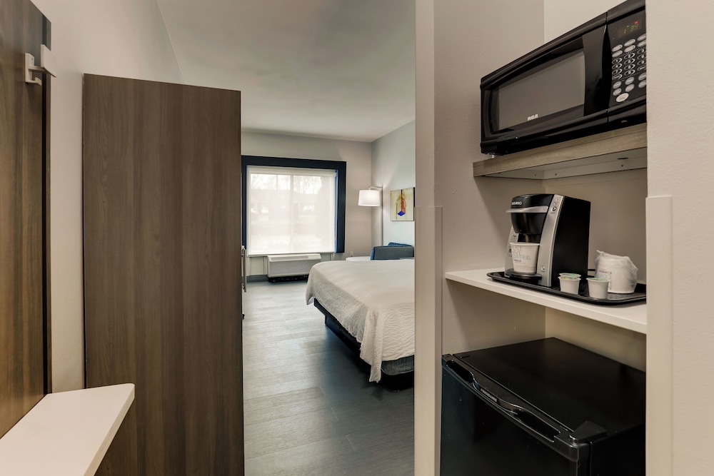 Suite, 1 Bedroom, Accessible Bathtub - Photo 4