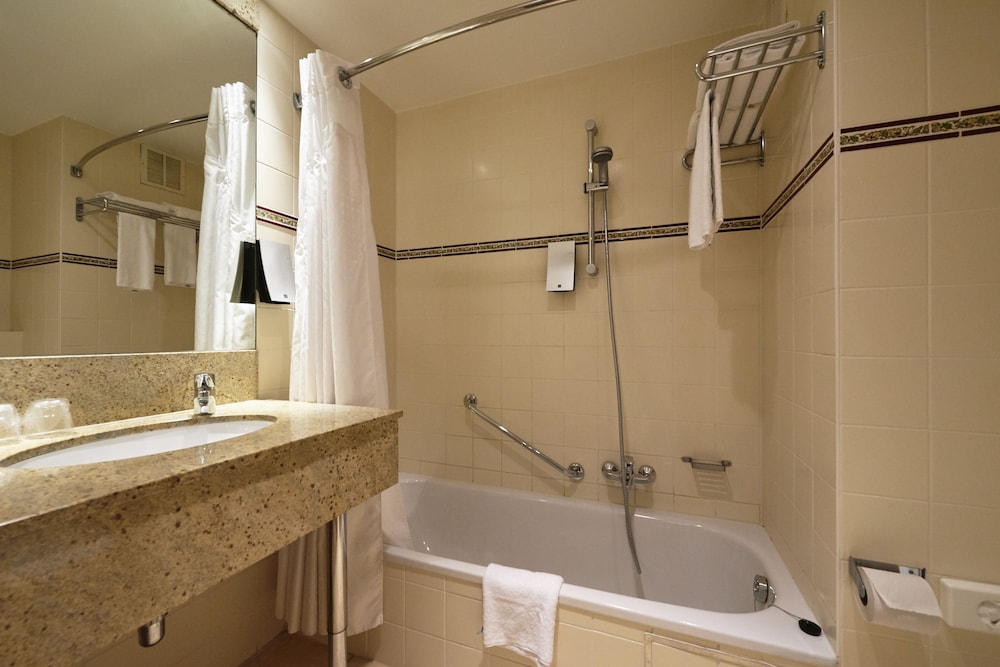 Standard Room, 2 Twin Beds thumbnail 5
