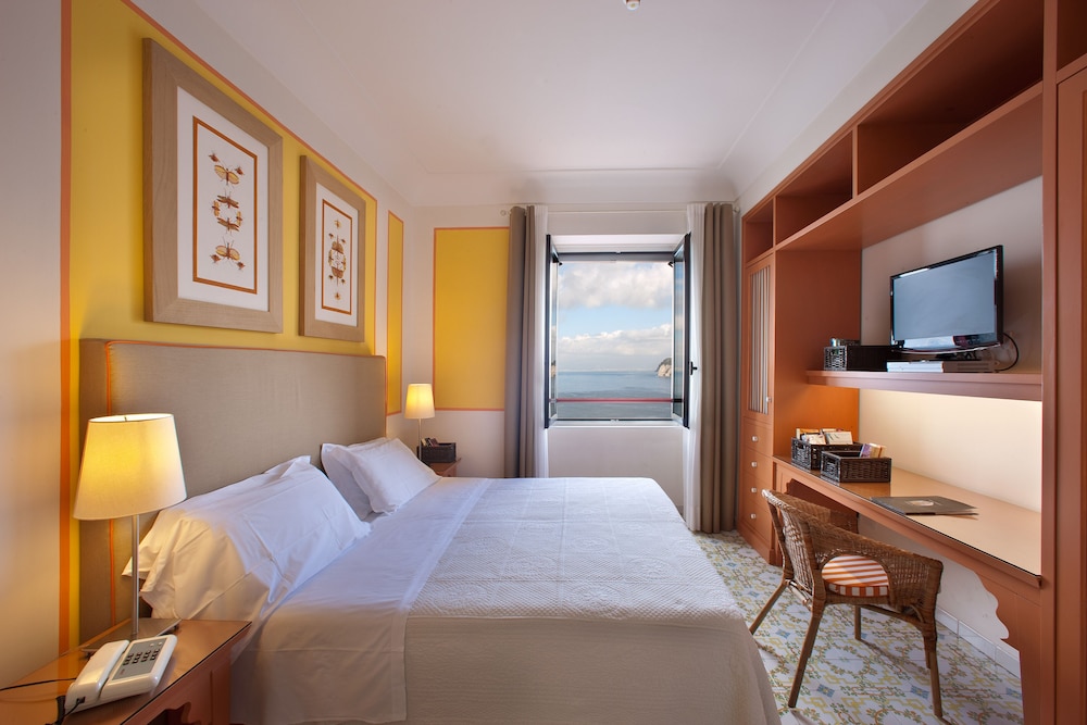 Classic Double or Twin Room, Sea View photo 3