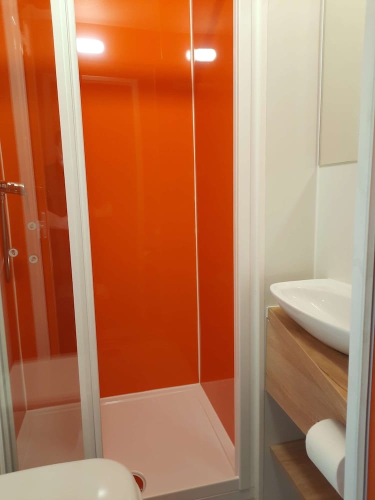 Standard Room, 3 Twin Beds - Photo 8