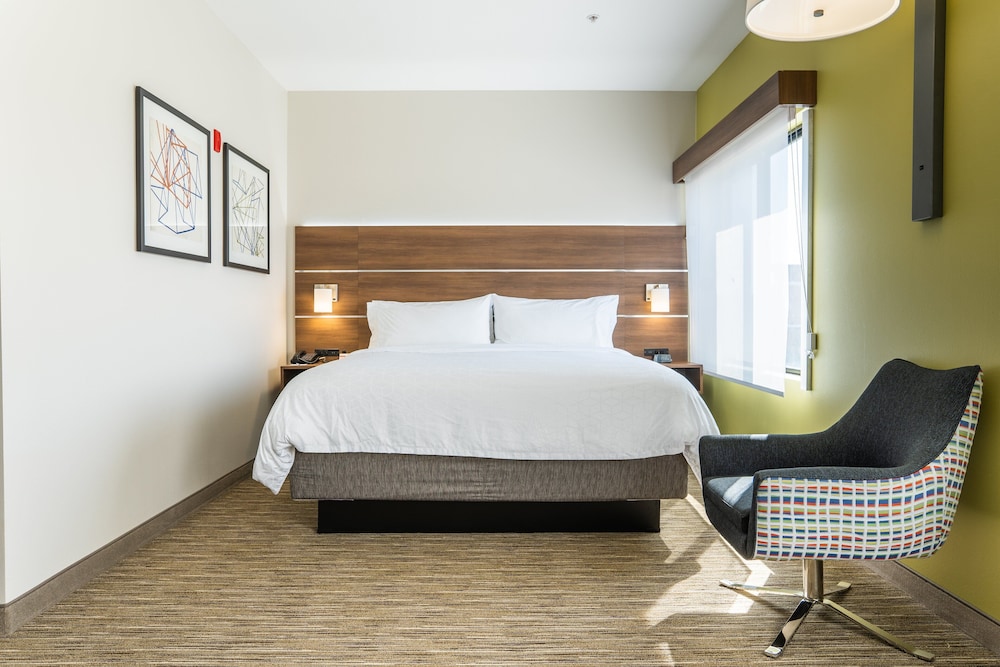 Room, 1 King Bed, Accessible (Roll-In Shower) - Photo 2