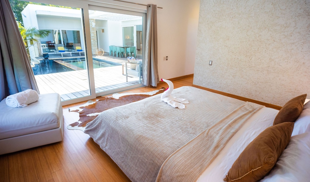 Dolce Vista: 4-Bedroom Villa with Pool