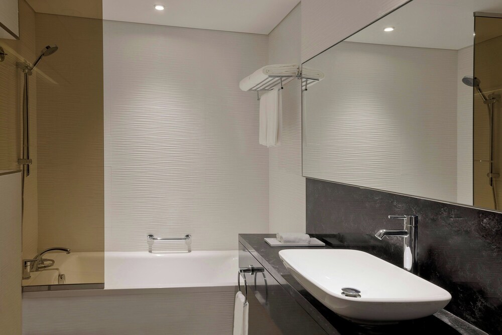 Deluxe Twin Room with Balcony photo 3