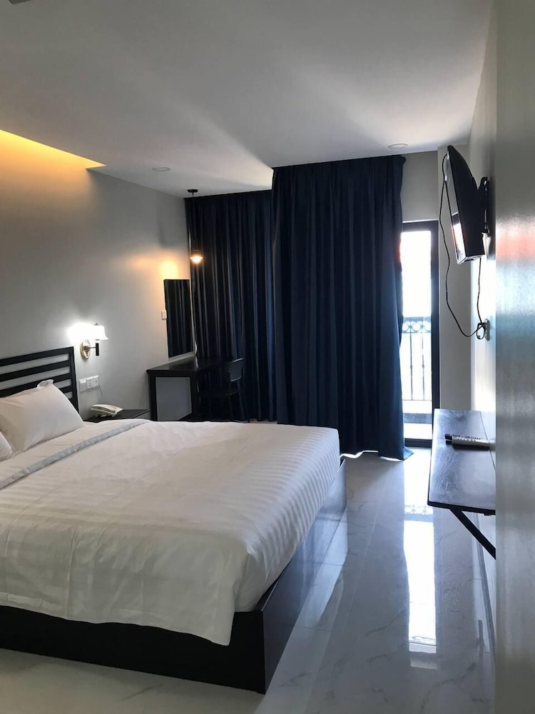 Deluxe Double Room - Photo 9