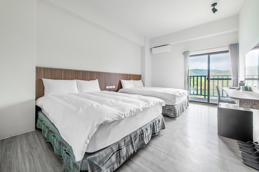 Quadruple Room, Lake View photo 1