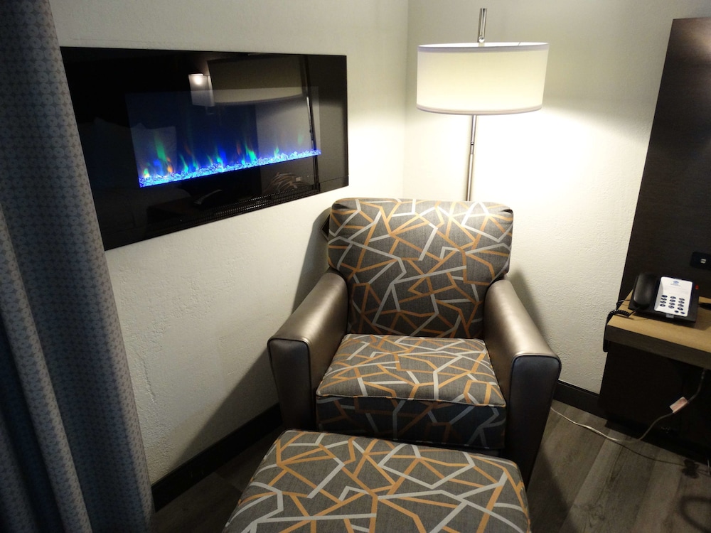 Standard Room, 1 King Bed, Non Smoking, Hot Tub - Photo 1