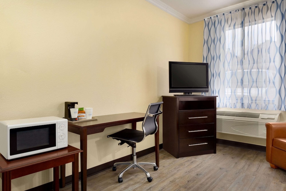 Room, 1 King Bed, Non Smoking - Photo 9