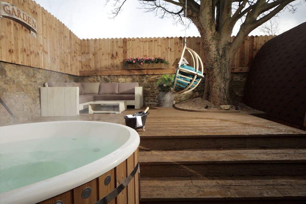 Premier Suite with Hot Tub and Sauna photo 3