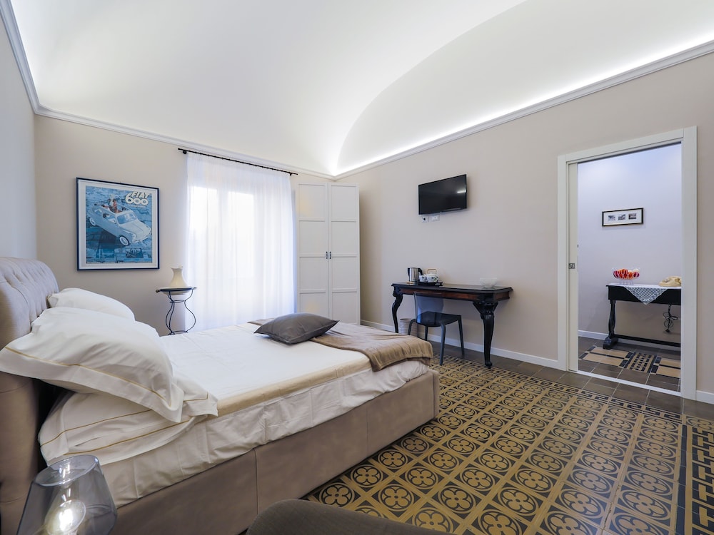 Triple Room, City View (Persefone)