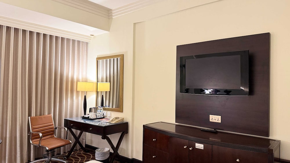 Deluxe Room, 1 Queen Bed photo 3