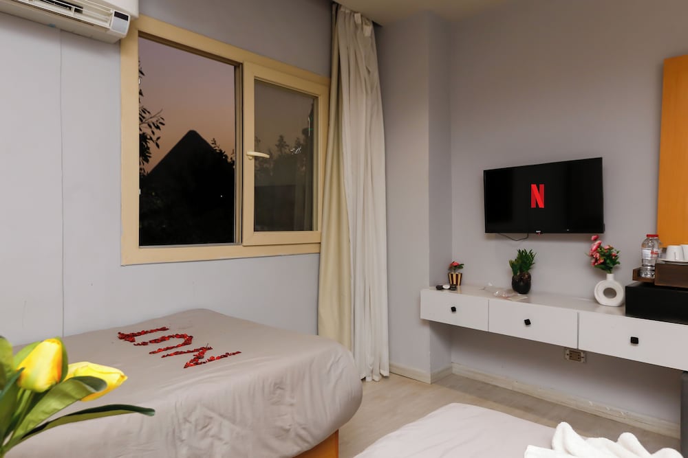 Classic Double or Twin Room (Pyramids View)