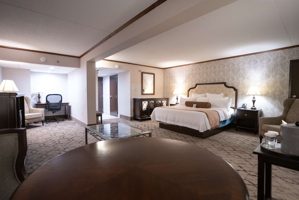 Suite, 1 King Bed, Non Smoking (Living Room;Larger Room) - Photo 4