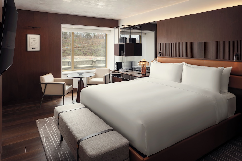 Signature Room, 1 King Bed, River View - Photo 1