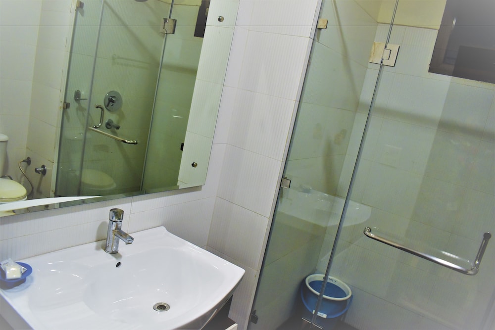 Deluxe Room, 1 King Bed, Corner photo 3