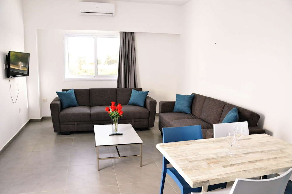 Deluxe Apartment, 1 Bedroom, Pool View photo 1