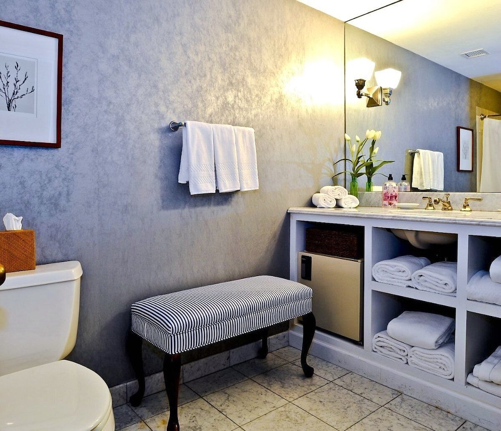 Single Room, 1 Queen Bed, Mobility Accessible - Photo 2