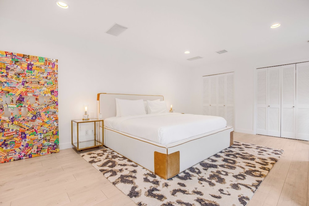 Luxury Villa, Multiple Beds, Pool Access, Mountain View (Franklin Canyon)