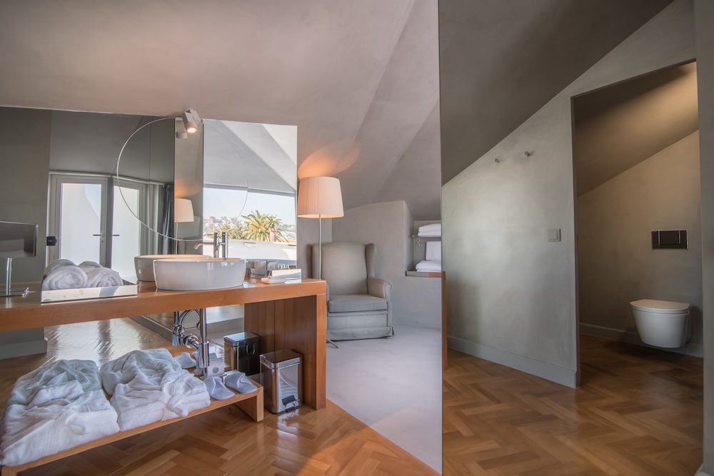 Deluxe King Room with Full Kitchen & Futon photo 3