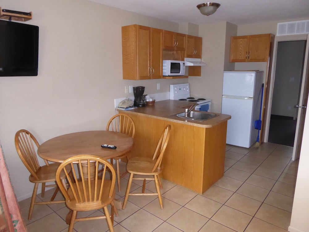 Family Suite, 1 Queen Bed with Sofa bed, Kitchen (Balcony) photo 3
