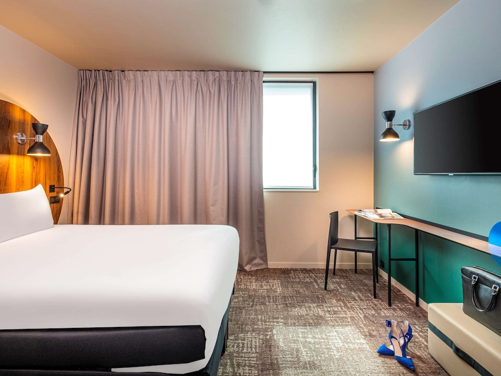 Standard Room, Multiple Beds thumbnail 5