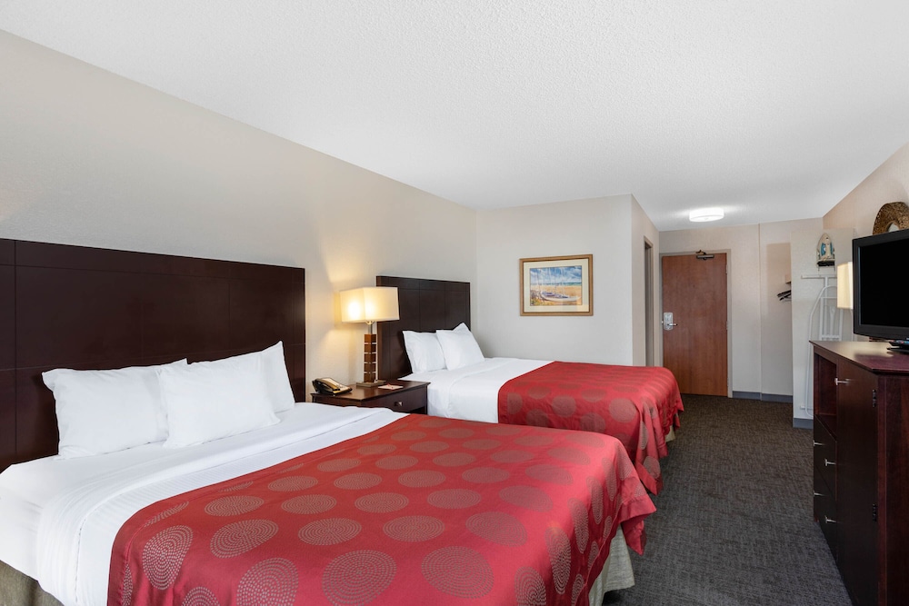 Deluxe Room, 2 Queen Beds, Non Smoking, Pool View