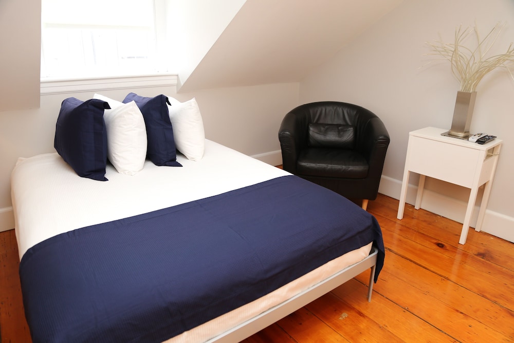 Economy Studio (Unit 15)