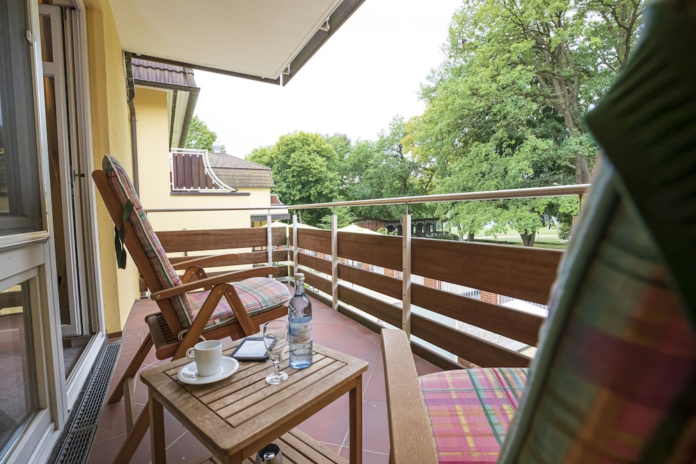 Suite, 1 King Bed, Balcony, Lakeside photo 3