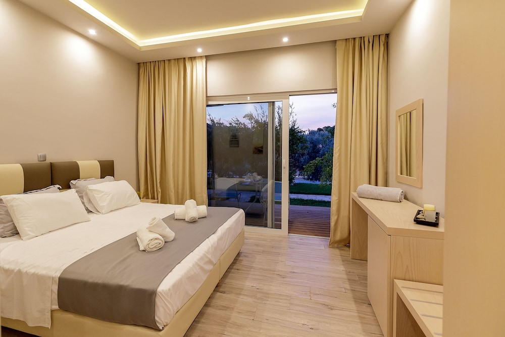 Luxury Double Room with Shared Pool
