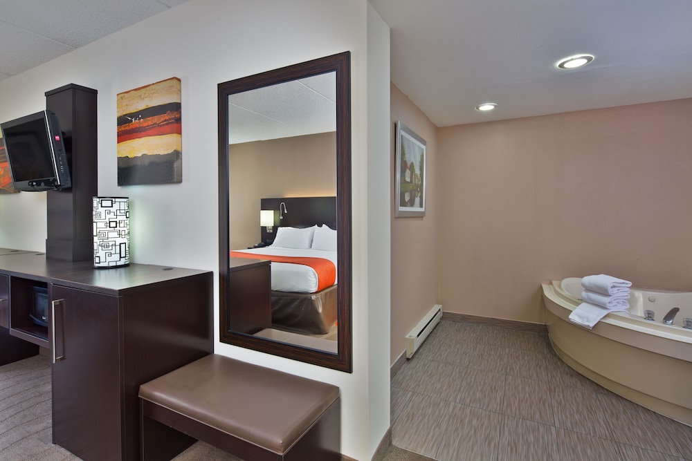 Suite, 1 King Bed - Photo 3