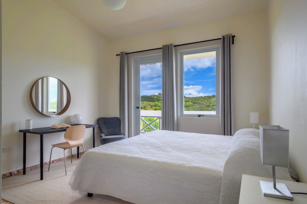 King Bed Private Balcony Valley View - Room 9